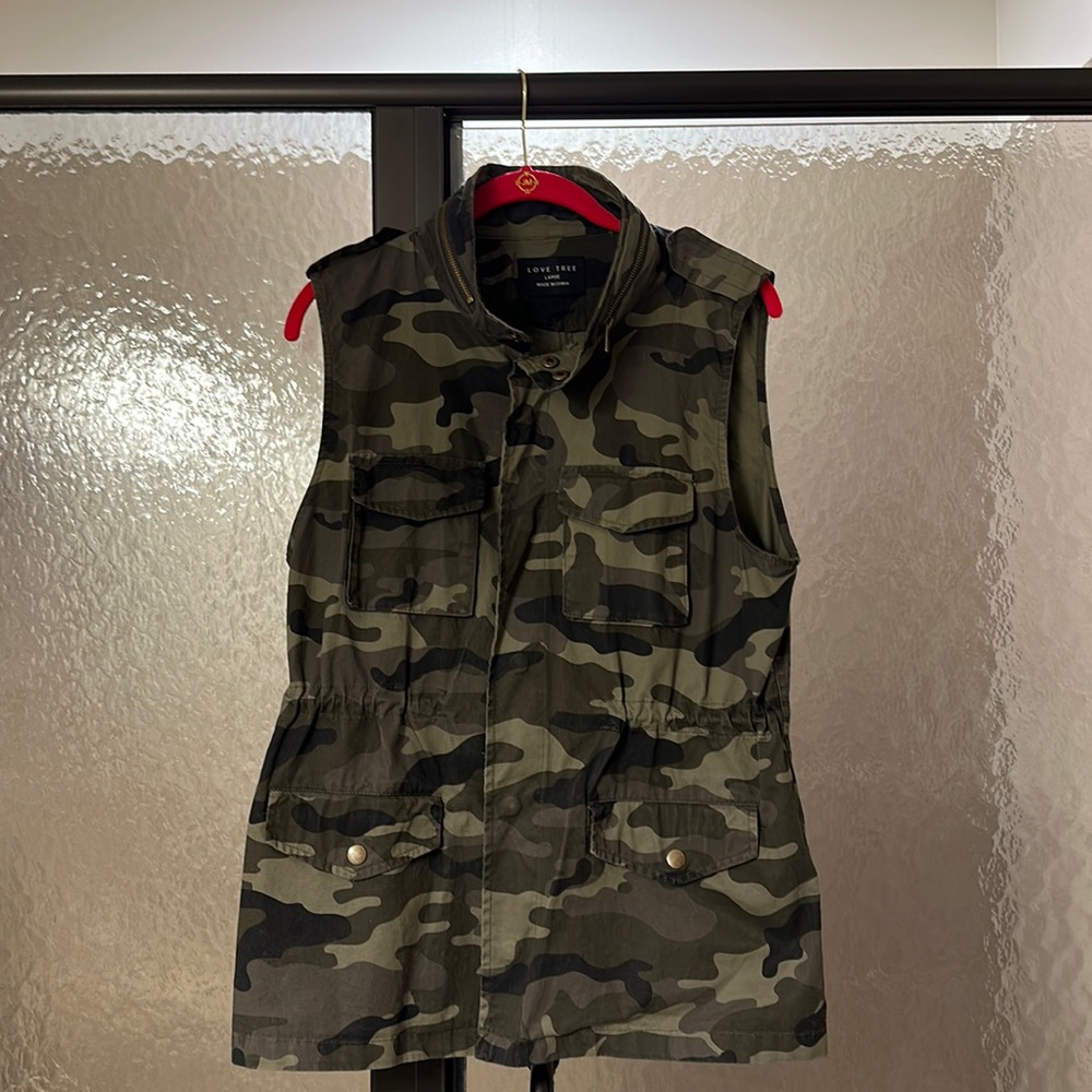 Camo sleeveless vest with snaps